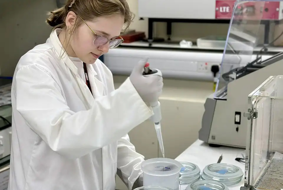 Paulina Baranowska, PhD student, preparing samples in the BGS Stable Isotope Facility, Keyworth.